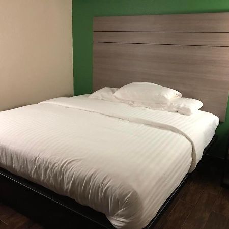 Travelers Inn And Suites Wharton Exteriör bild