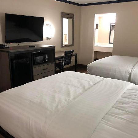 Travelers Inn And Suites Wharton Exteriör bild