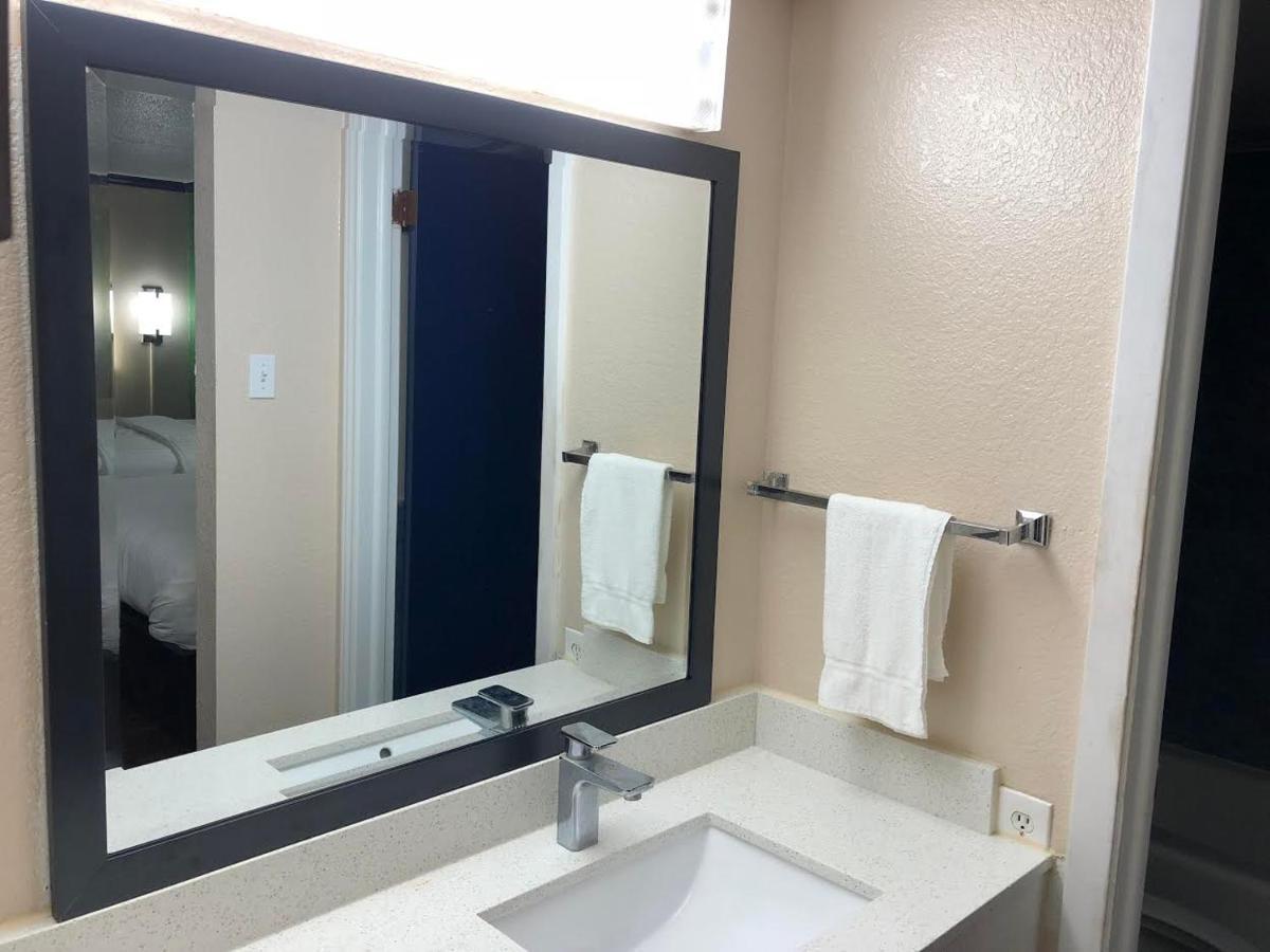 Travelers Inn And Suites Wharton Exteriör bild