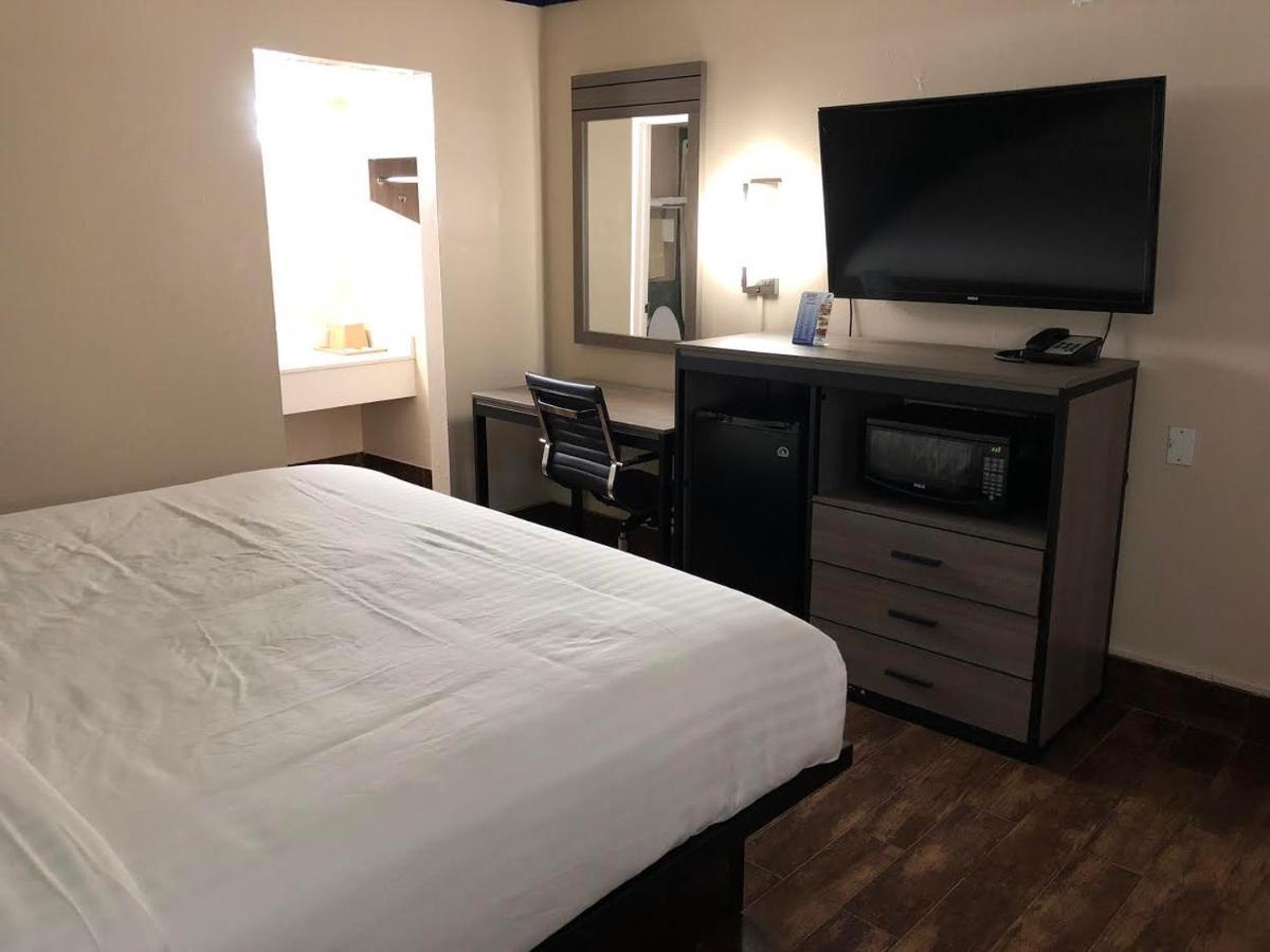 Travelers Inn And Suites Wharton Exteriör bild