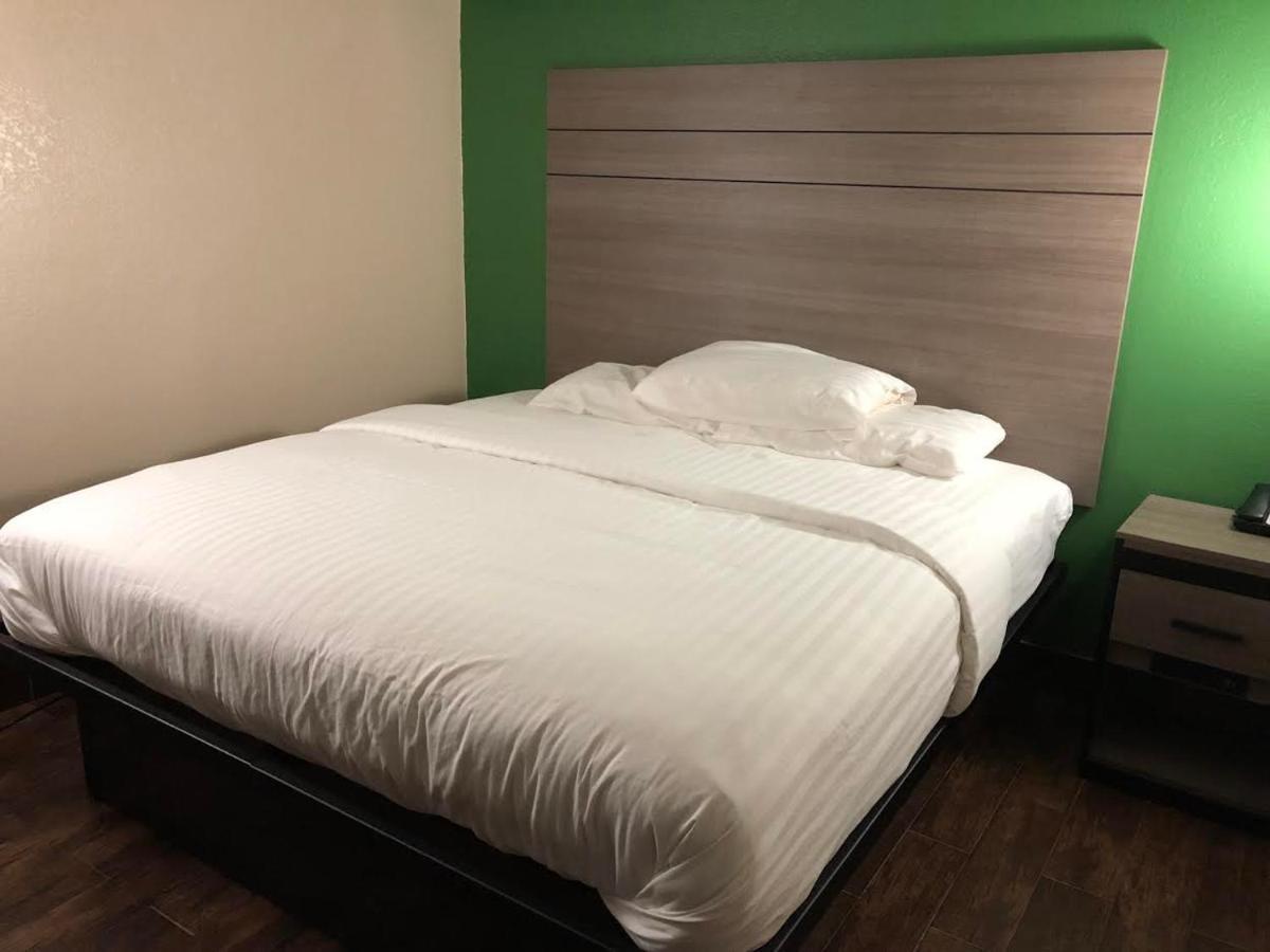 Travelers Inn And Suites Wharton Exteriör bild