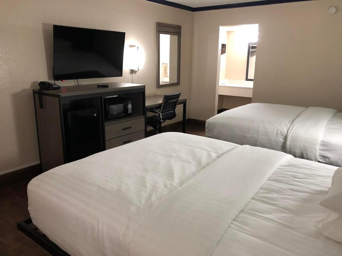 Travelers Inn And Suites Wharton Exteriör bild