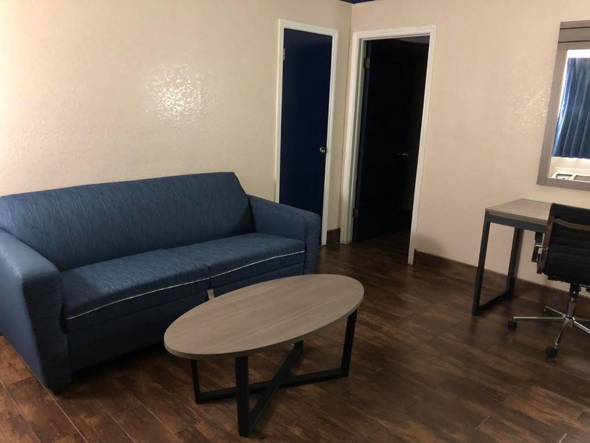 Travelers Inn And Suites Wharton Exteriör bild