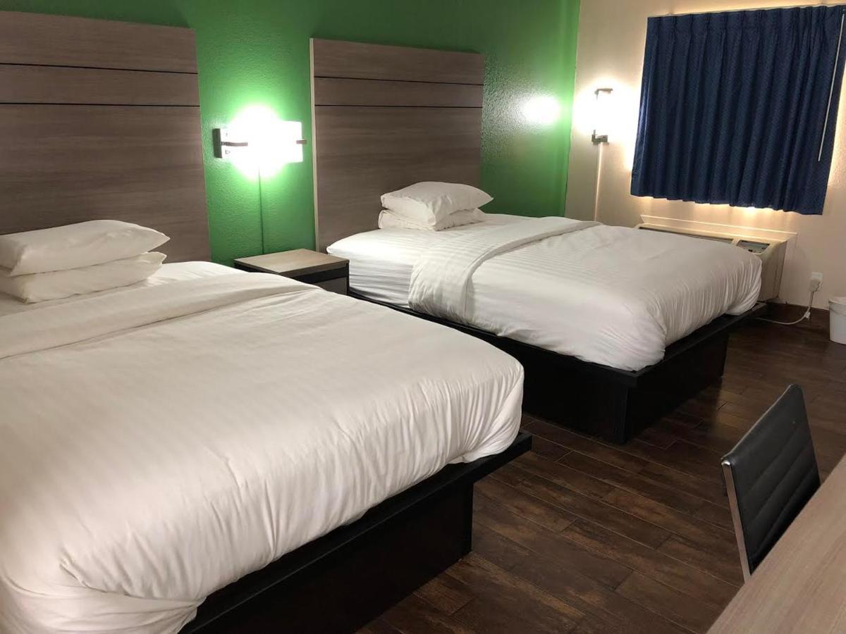 Travelers Inn And Suites Wharton Exteriör bild